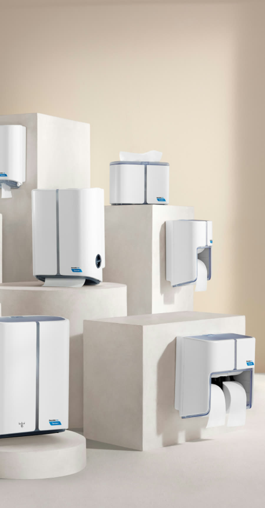 La gamme de distributeurs blancs, posée sur des socles
