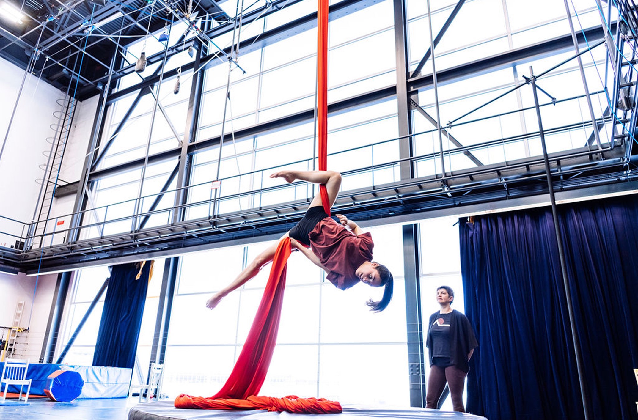 Une artiste aux tissus aériens, à l'École nationale de cirque de Montréal