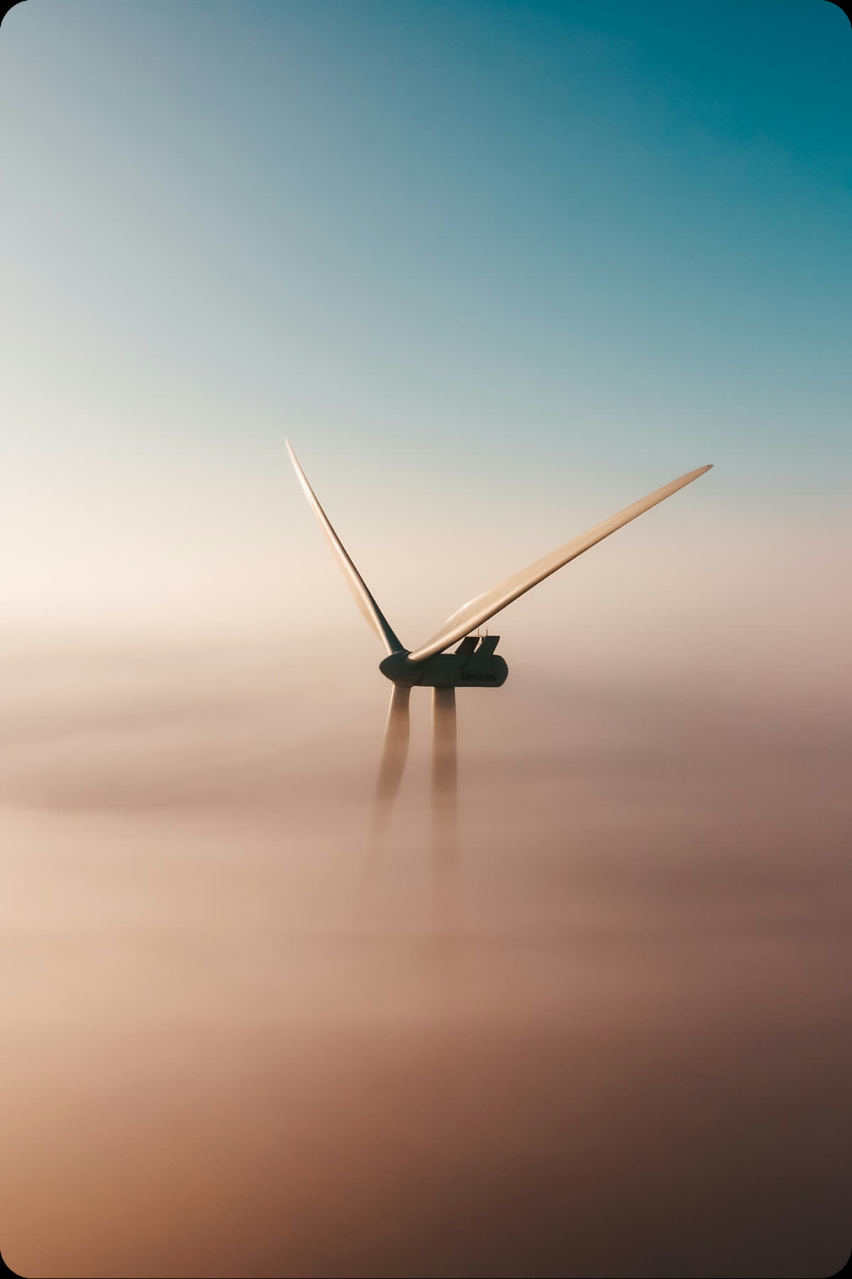 Une éolienne émergeant de la brume