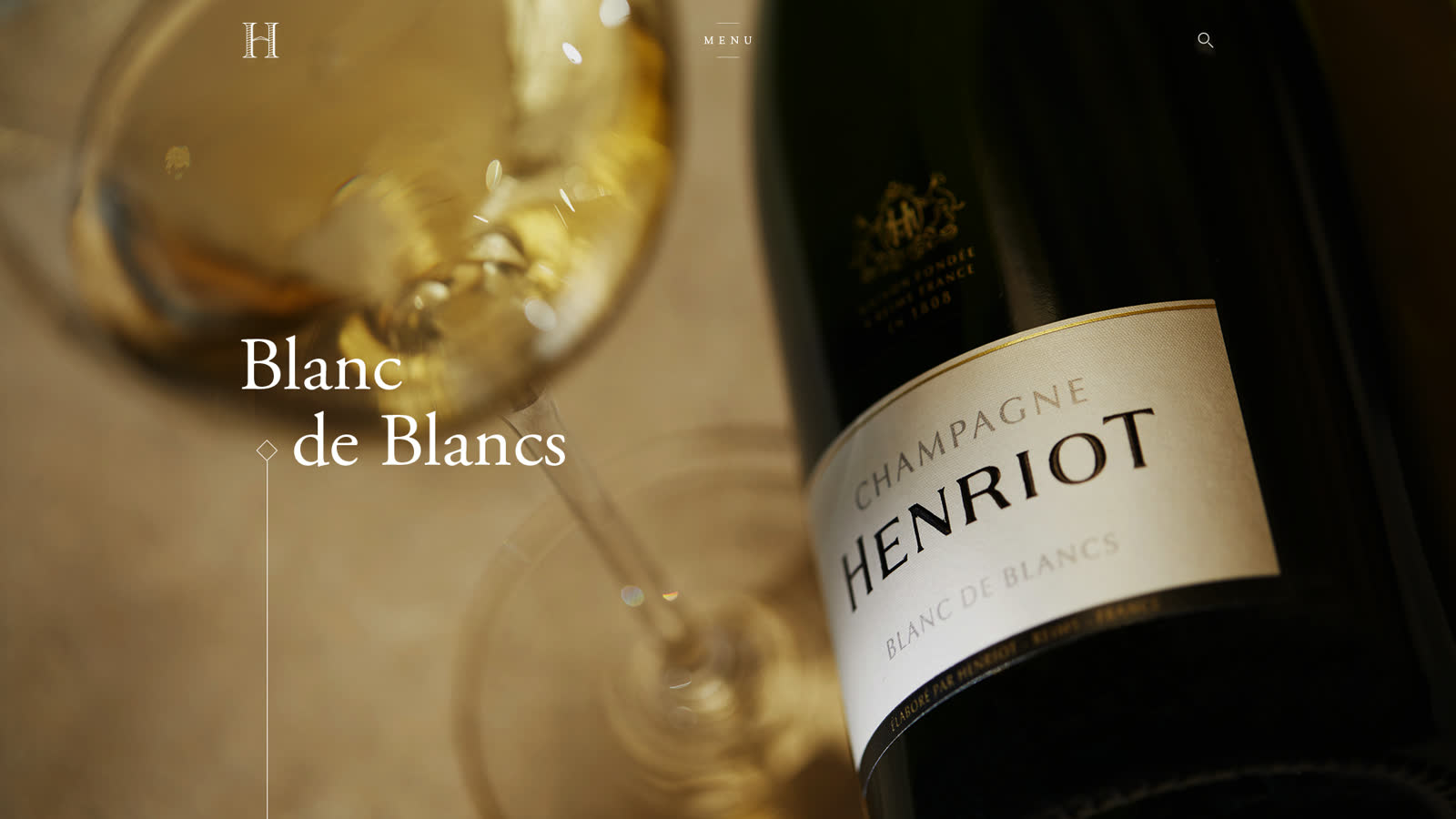 Le service du Blanc de Blancs, la bouteille inclinée au-dessus de la coupe
