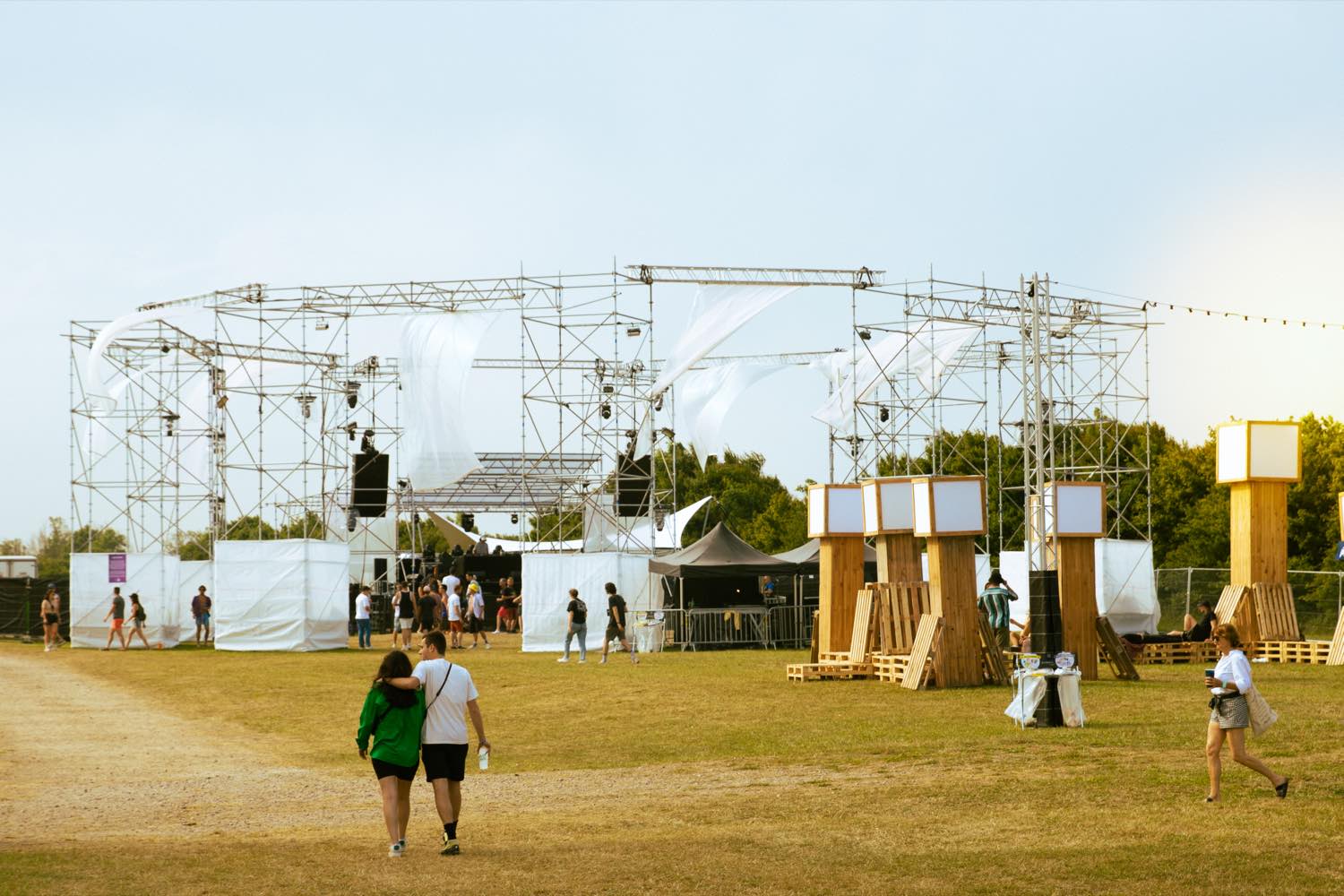 Le site du festival de jour : la scène montée, les structures et le public clairsemé