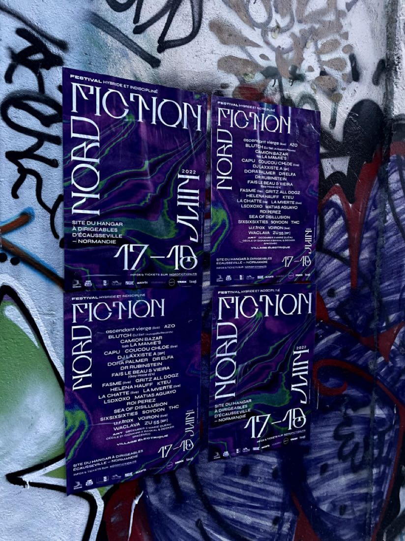 Deux affiches collées côte à côte sur un mur couvert de graffitis