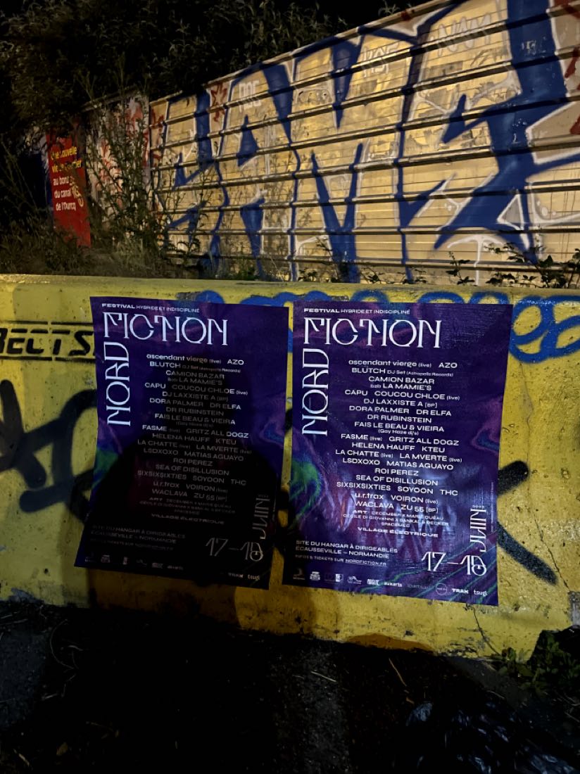 L’affiche sur un mur peint, en plein jour